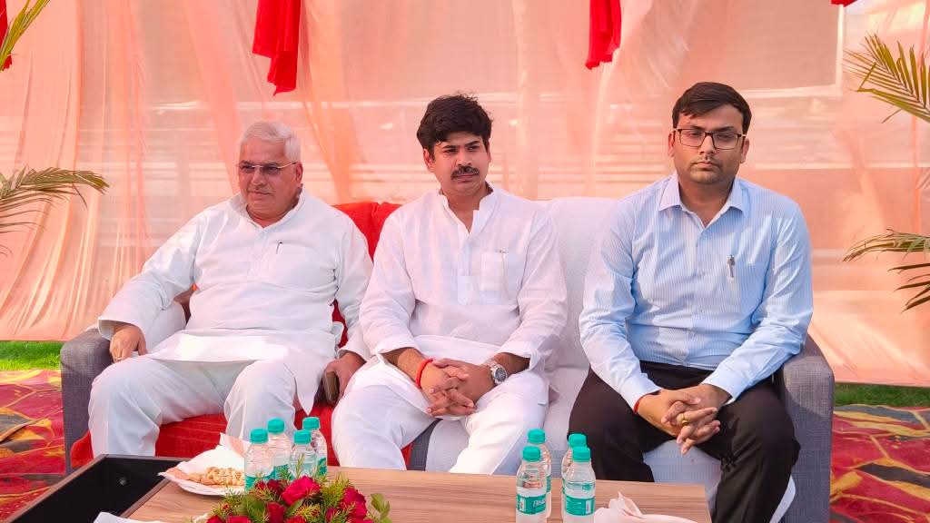 mrigankeshwar's tweet photo. ....अन्य वरिष्ठजनों के साथ प्रसाद ग्रहण किया। https://t.co/EsuGjdCXiI