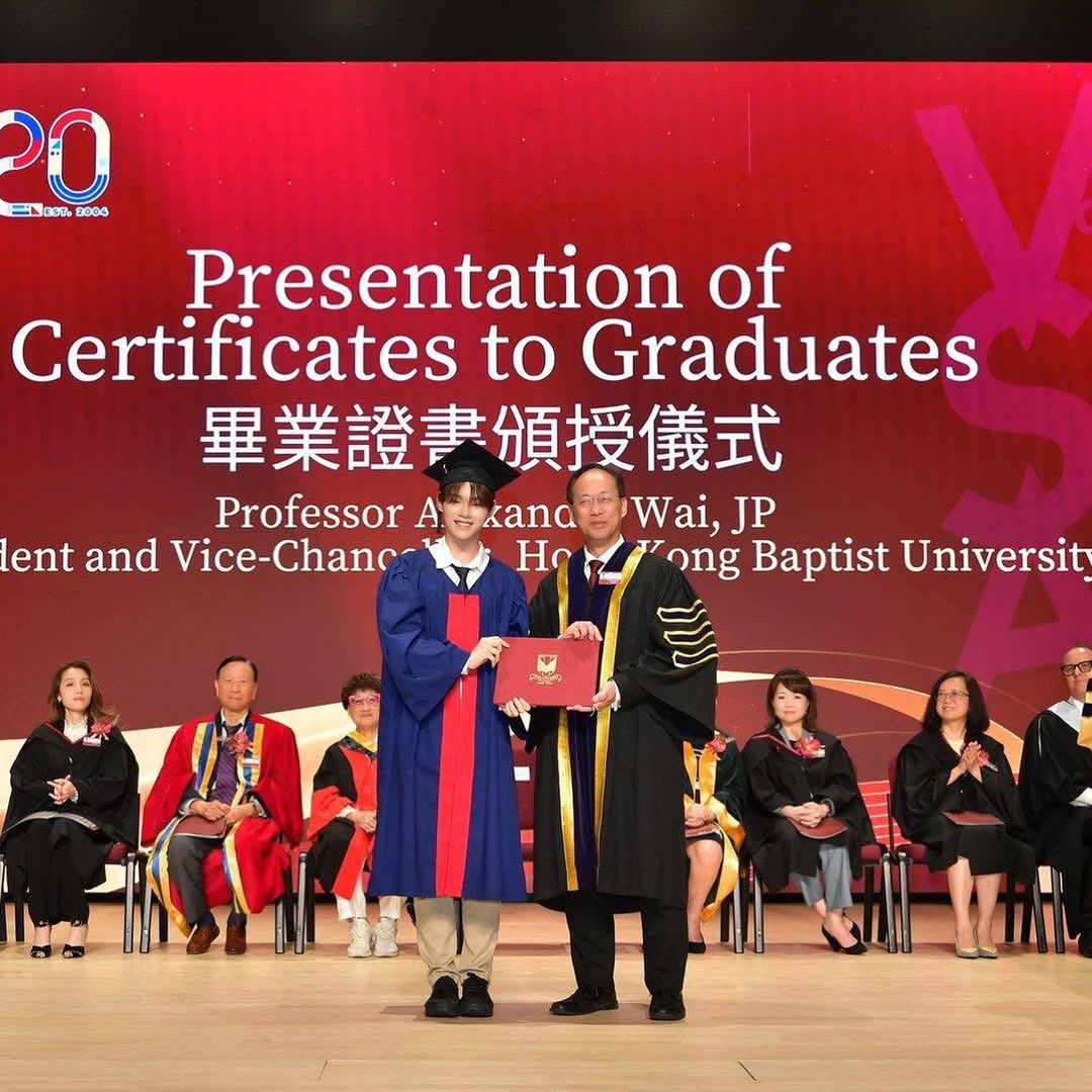 Atilla has officially graduated today! He’s worked hard and we’re so proud of how far he’s come. We look forward to seeing what’s in store for him there’s a bright future ahead~ Please make sure to congratulate him! it’s his big day🎉🎊

#ATILLA #FONGATILLA
#ATILLAFONG #FONGFONGS