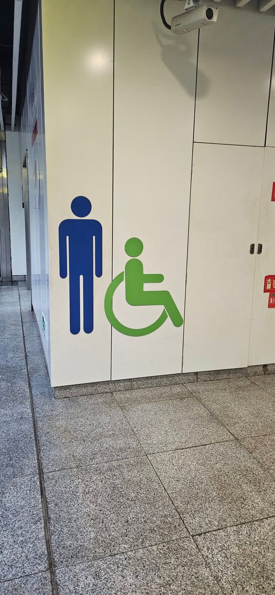 En chine 🇨🇳, le métro est tellement propre qu'on y trouve des sanitaires sur chaque quai !