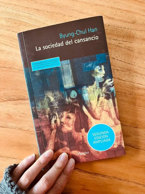 “El sujeto obligado a rendir compite consigo mismo y cae bajo la destructiva coerción de tener que superarse constantemente a sí mismo. Esta coerción…termina siendo mortal”.

Byung-Chul Han.