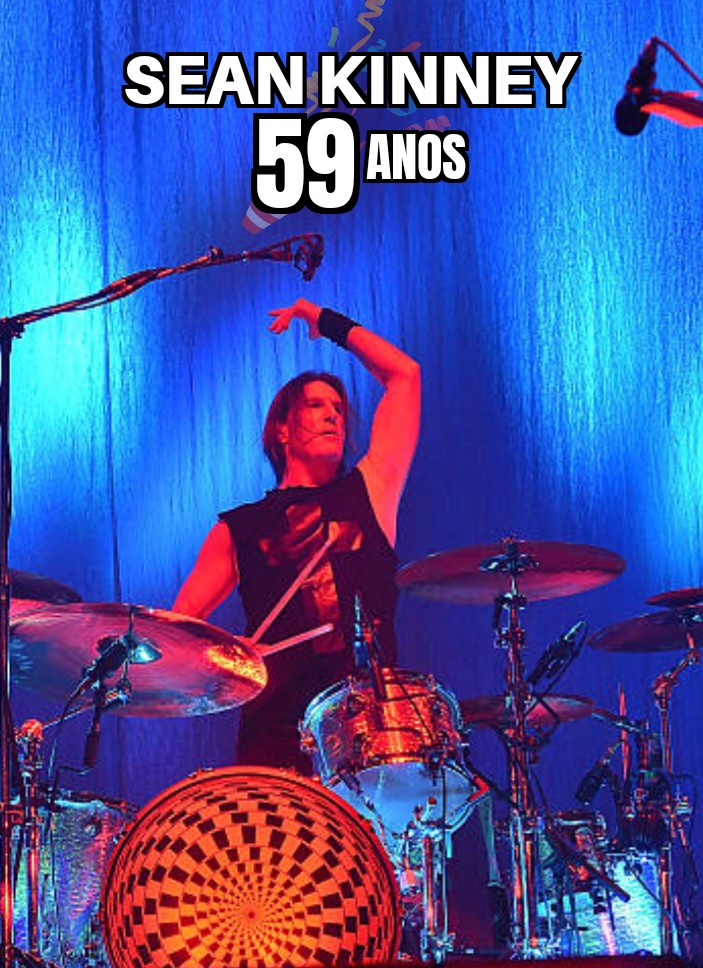 Um Feliz Aniversário e vida longa para aquele que "acerta coisas com um pedaço de madeira", o ÚNICO baterista possível para o Alice in Chains, nosso querido, gente finíssima, palhaço, modelo e motociclista, Sr. Sean Kinney, que faz hoje 59 anos!!! 💘🥁

📷 Paras Griffin