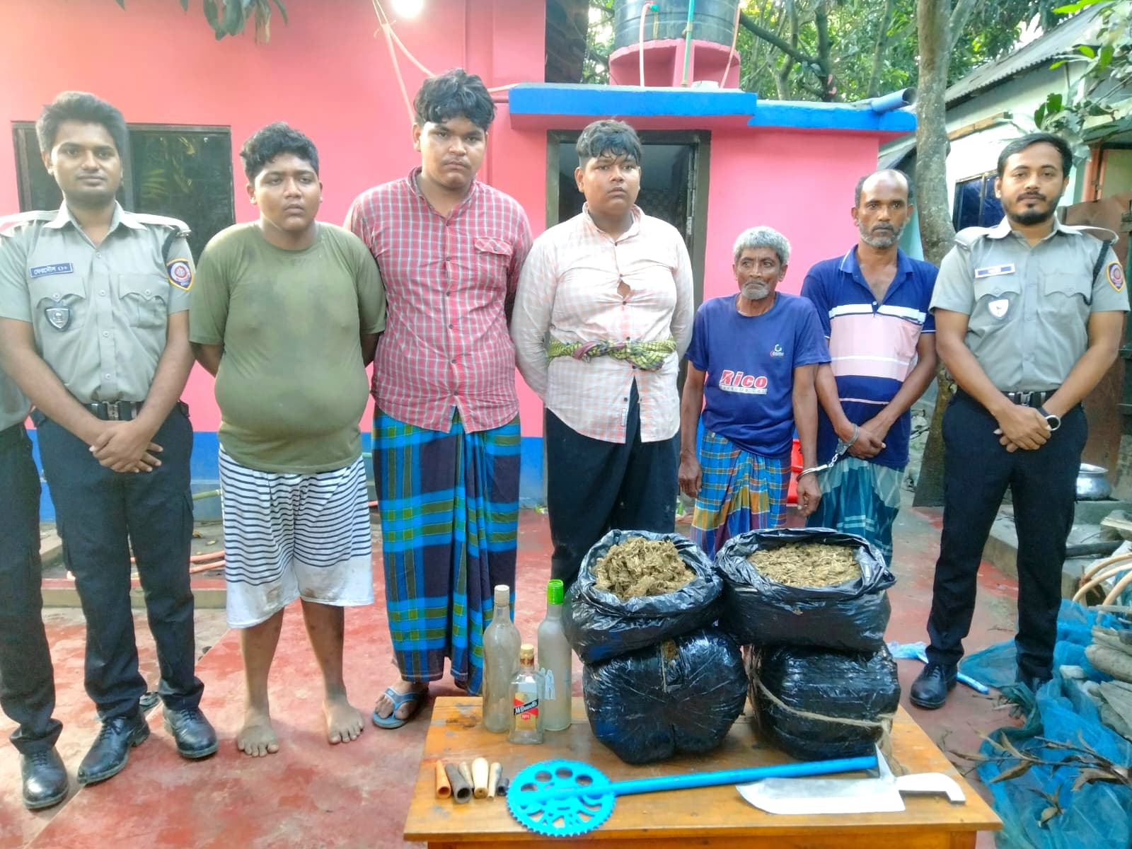 সেনাবাহিনীর অভিযানে মদ, গাজাসহ ৫ মাদক ব্যবসায়ী আটক