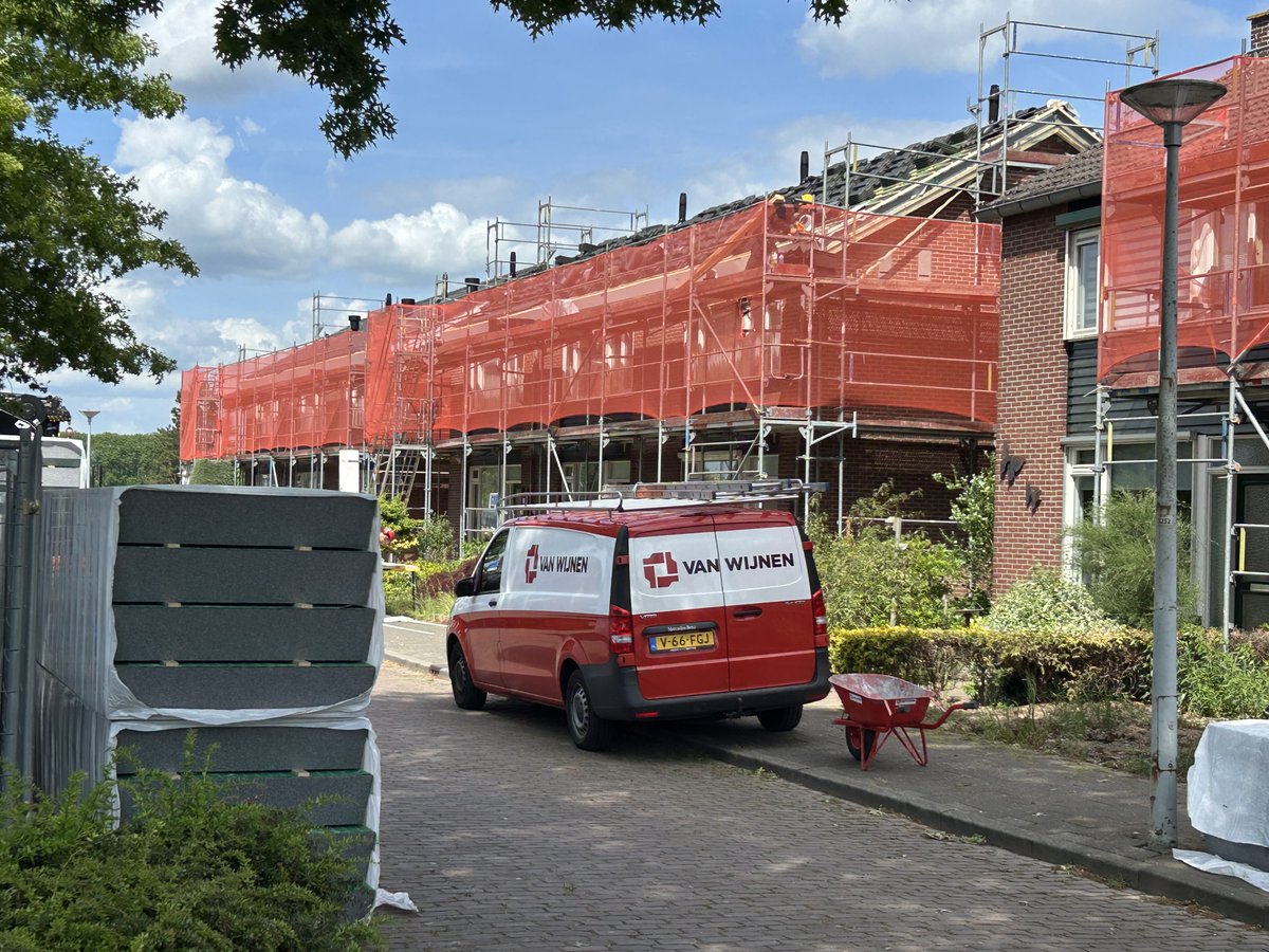 🚧 Ronde 2 in Baak! We verduurzamen 22 eengezinswoningen met HR++-glas, zonnepanelen, isolatie en nieuwe ventilatie. 

Eerder in 2024 pakten we al 12 woningen aan. Samen werken we aan duurzame, comfortabele huizen! 🌿

#Verduurzaming #Baak #SamenSité <a href="/VanWijnenGroep/">Van Wijnen</a>