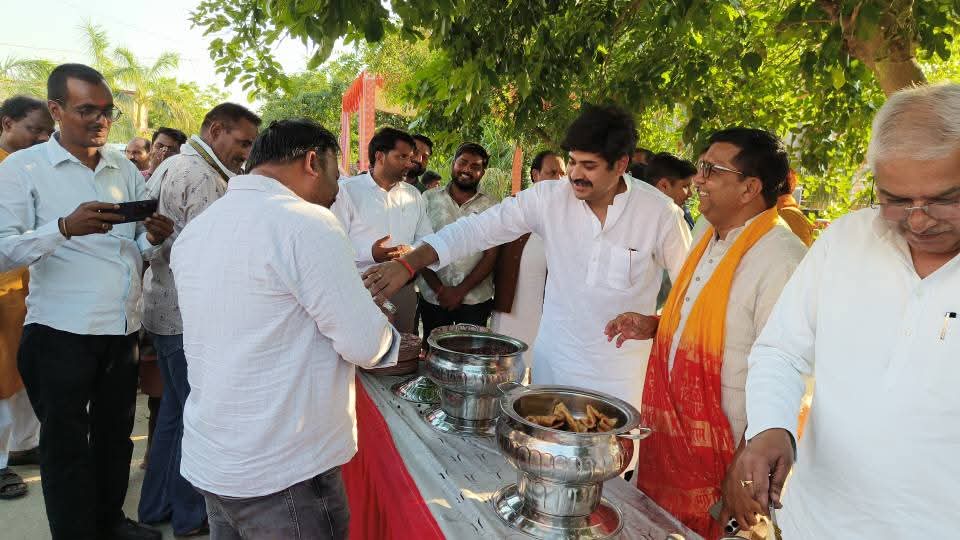 mrigankeshwar's tweet photo. आज ज्येष्ठ माह के तृतीय मंगलवार पर तहसील तिलोई हनुमान मंदिर पर आयोजित भंडारा में उत्तर प्रदेश सरकार में मा० राज्यमंत्री पूज्य पिताजी श्री @MayankeshwarSh1 जी के सानिध्य में सम्मिलित होकर श्रद्धालुओं को प्रसाद वितरण किया तथा पूज्य पिताजी सहित... https://t.co/ar8O1J12oX