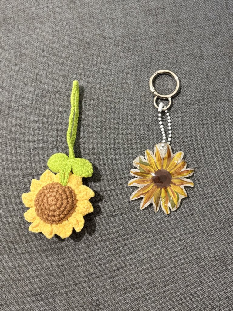 Cheesyberry11's tweet photo. got this beuatiful keychain from my counselee. she made it for me because knew that i love sunflower so much. she said "i know you love sunflower, frau". 🌻 https://t.co/fR7NXUw4QC