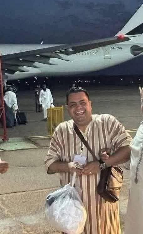 mondemuslims's tweet photo. Un fait inédit et émouvant !

Le pèlerin libyen, Amer Mahdi Mansour al-Kadhafi, a été empêché d'embarquer sur son vol en raison d'un problème de sécurité lié à son nom.

Malgré cela, il a choisi de rester à l'aéroport, convaincu avec certitude qu'il finirait par voyager.

Par la volonté de Dieu, l'avion est revenu à l'aéroport en raison d'une panne technique. Malgré cela, les autorités ont de nouveau refusé de le laisser embarquer. Il est resté à l'aéroport, optimiste et confiant en la générosité de son Seigneur, certain qu'il voyagerait.

Et voilà que l'avion revient une seconde fois à cause d'une autre panne technique !

À ce moment-là, le capitaine de l'avion a décidé que l'appareil ne décollerait pas sans Monsieur Amer.

Alors Monsieur Amer est monté à bord, et le vol a enfin décollé sans souci, sous les yeux ébahis de tous, par la grâce de Dieu Tout-Puissant.
🙏🏽🙏🏼➡️📚