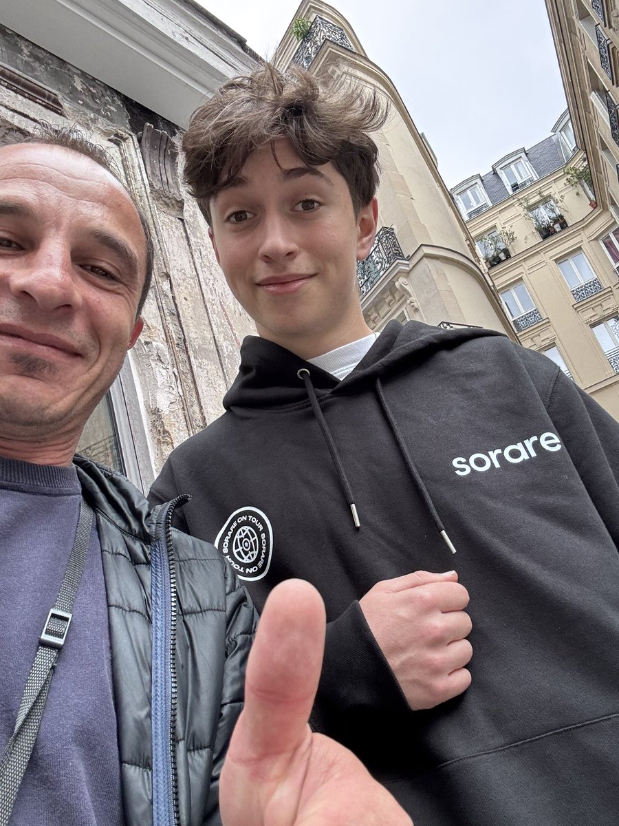 De passage à Paris, je découvre la relève  #sorare
La prochaine je veux boire un café avec <a href="/ni2las/">Nicolas Julia</a> pourquoi pas un hoodie ou un maillot signés 🤞😉