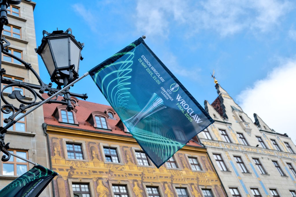 LTTsports's tweet image. The giants meet the dreamers.

We’ve got a fresh edition of the #PitchSideMonitor featuring insights from #Wroclove, trends from the #Bottom49, and what this moment means for the next wave of clubs.

Don't miss this. #UECLFinal #FootballFinance #Wrocław2025 #FootballInsights