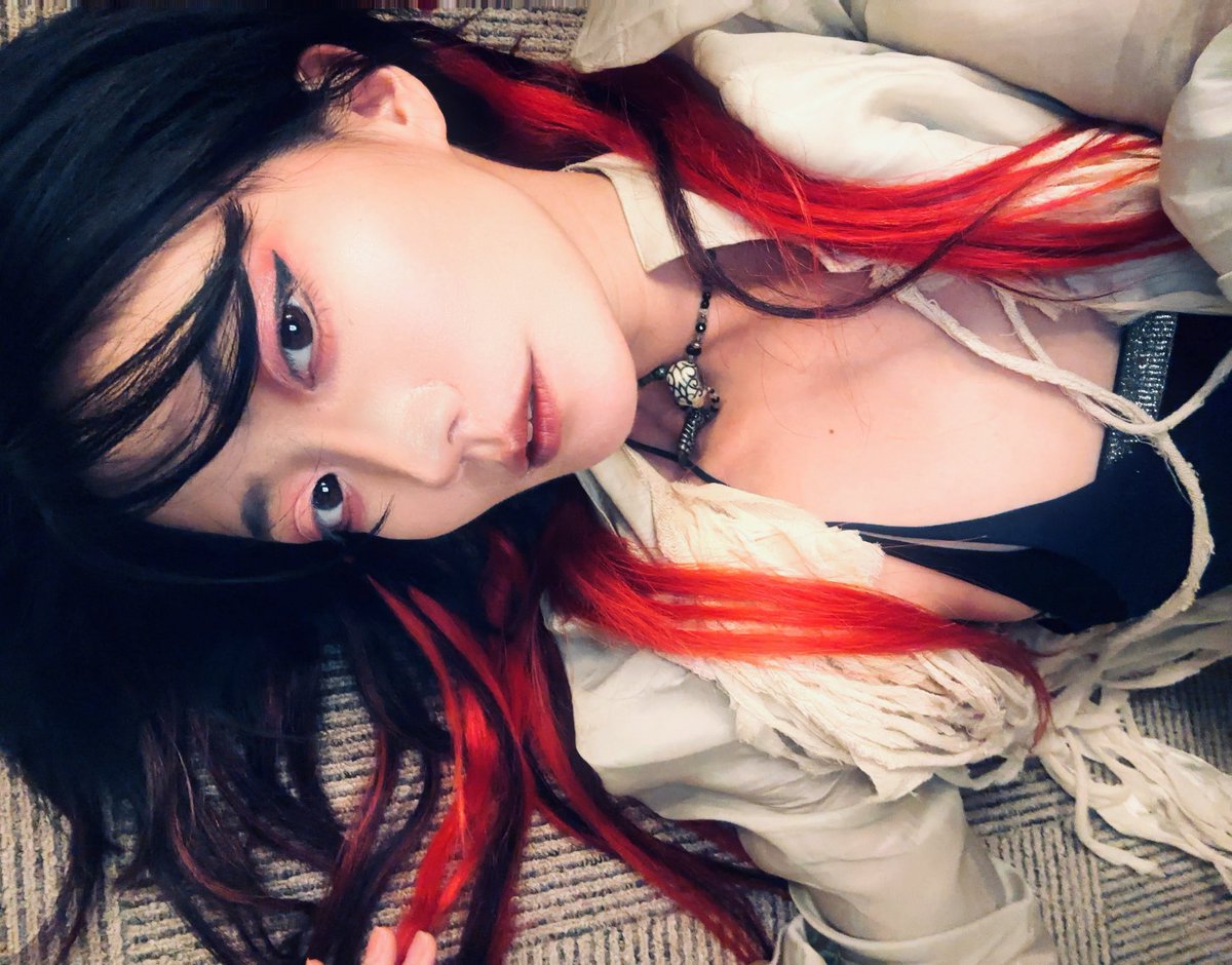 IamHYDEVIL's tweet photo. 大事なライヴの日だけは懐かしい格好してるよ
エクステもう取ろうと思うんだけどまたつけ直すか取って終わりにするか悩む
ショートの方が好きだけど長い方がちゃんと髪も乾かして人間らしい生活出来てた
ロングの頃のアー写無いからつけるか…… https://t.co/Ze6xI9zAPE