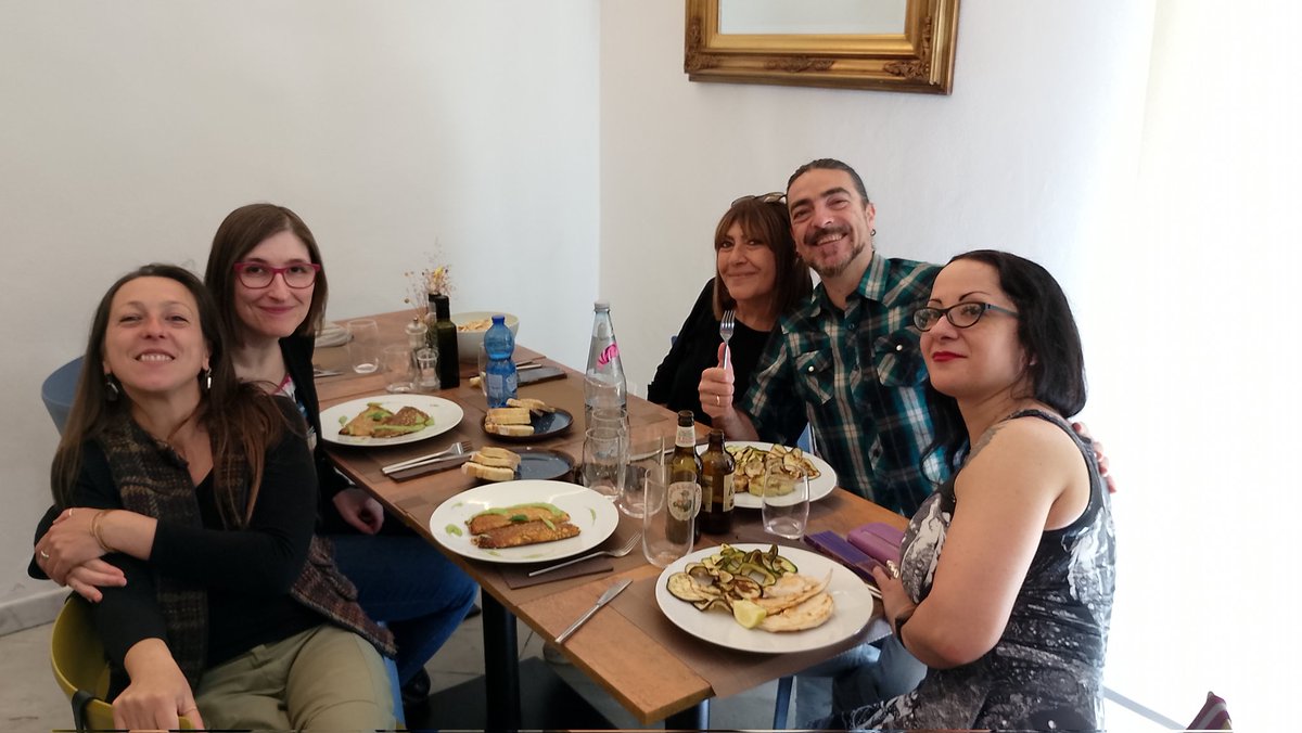 insideloc's tweet photo. El peligro de organizar un #LocLunch en Pisa y aparcar la bicicleta al lado de una librería.
Nopuedorl. https://t.co/V7fCzGB2xQ