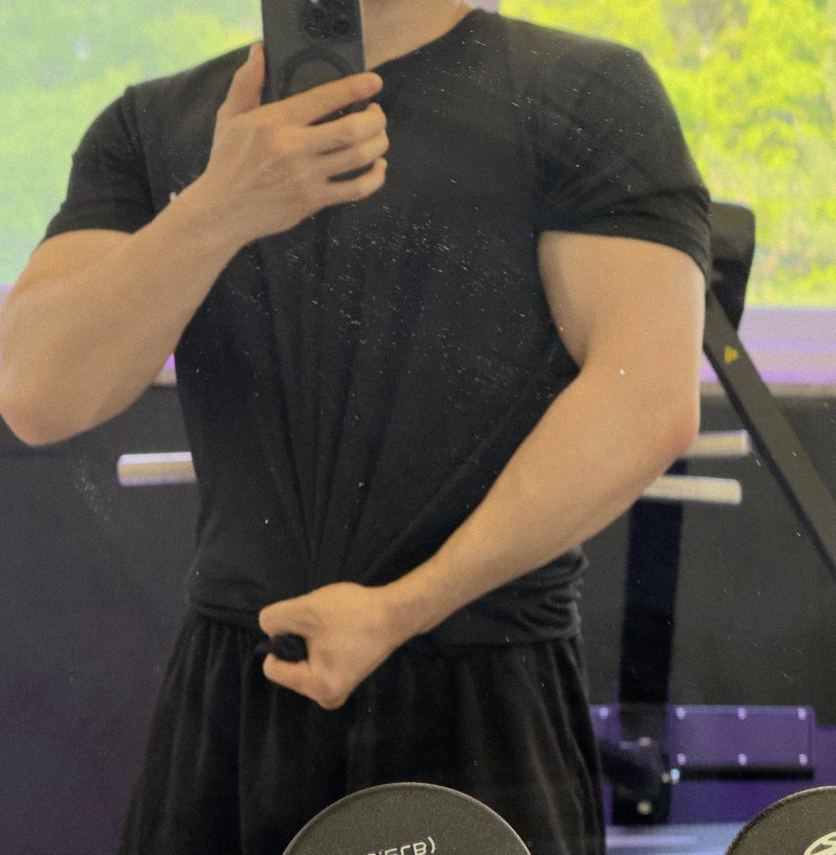 calller_'s tweet photo. 2XL的袖口也要撑满了  韩国健身馆的衣服码感觉有点小呢 https://t.co/OMrucx4zgB