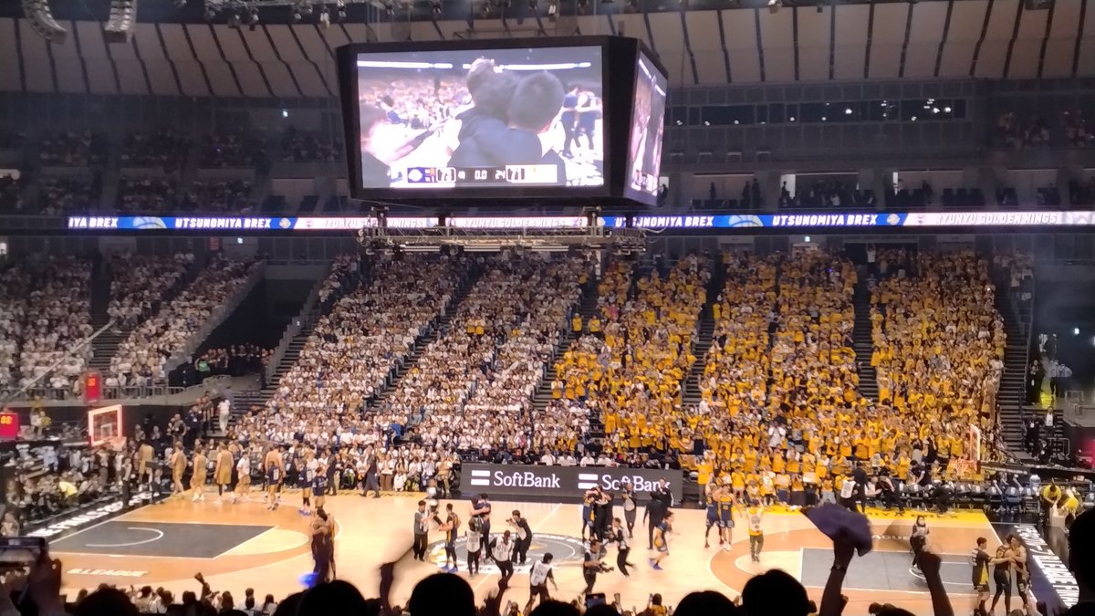 shinodakazuyuki's tweet photo. これだけは言っておきたい！
ラスト0秒6の琉球・アルマ選手のフリースロー（3本…全て決まれば同点）を落とさせたのはブレックスファンの大きなブロックショット！ https://t.co/8N1g4Szj9o