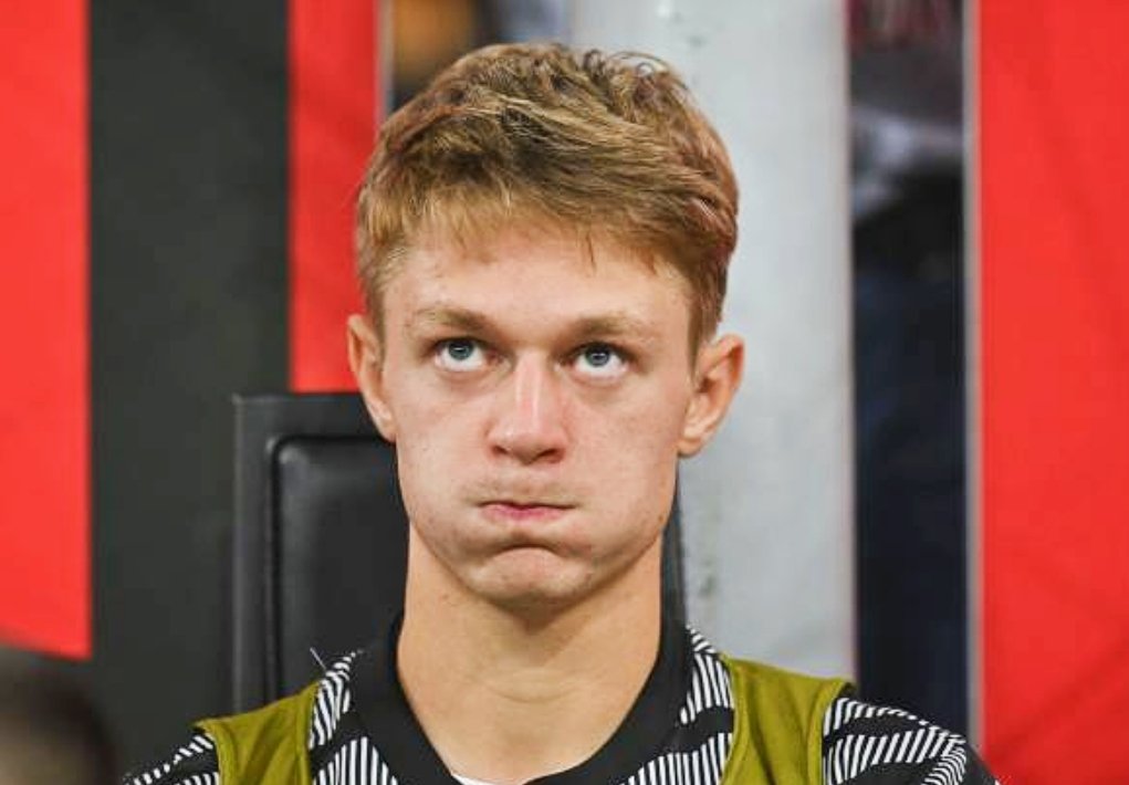 La_Bianconera's tweet image. #Nicolussi sull'1-2 ha preso un palo.
Se i numeri non servono solo per votare i balletti, sul 2-2 era ancora più motivato.
Ossessione a parte (che allieta), non riuscire nemmeno a poggiarla su dati reali, da "direttore", è persino comico!
Ma triste se tocca un ragazzo splendido!