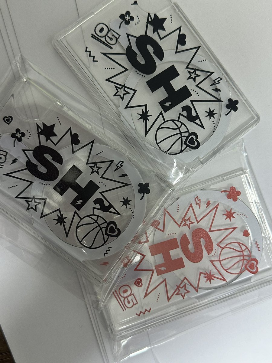 혹시 투명 맥세이프 카드케이스 갖고 싶으신 분 있을까요 .. 나중에 우편 나눔 하려고 했는데 아마 못 할 거 같아서 .. 암튼 있으시면 알티 해주세요잇 ..  몇 분 없으시면 그냥 보내드리고 혹시라도 알티가 많이 되면 추천 할게요 .. 왼쪽 위에는 디자인 사이즈 미스여서 랜덤으로 보내드려요 🥲