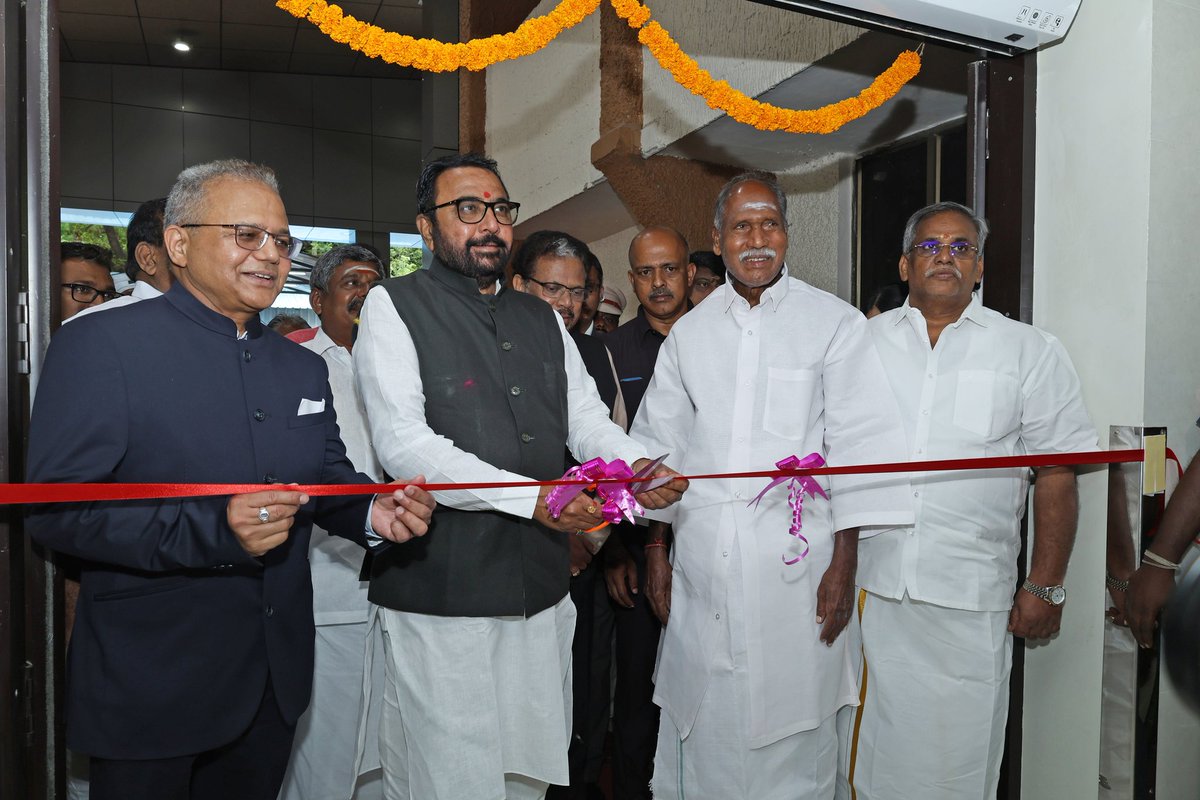 OfficialJipmer's tweet image. Big boost for emergency care at JIPMER!
Shri Prataprao Jadhav, Hon'ble Minister, inaugurated the renovated Level 1 Trauma Centre.
✅ 8-ambulance bay
✅ Upgraded triage & fire safety
✅ Serving 350-400 patients daily!
#JIPMER #TraumaCare #EmergencyCare #Healthcare