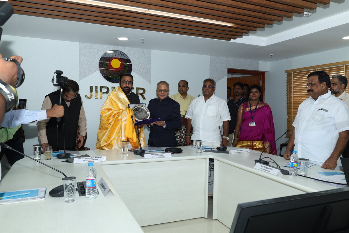 OfficialJipmer's tweet image. Big boost for emergency care at JIPMER!
Shri Prataprao Jadhav, Hon'ble Minister, inaugurated the renovated Level 1 Trauma Centre.
✅ 8-ambulance bay
✅ Upgraded triage & fire safety
✅ Serving 350-400 patients daily!
#JIPMER #TraumaCare #EmergencyCare #Healthcare
