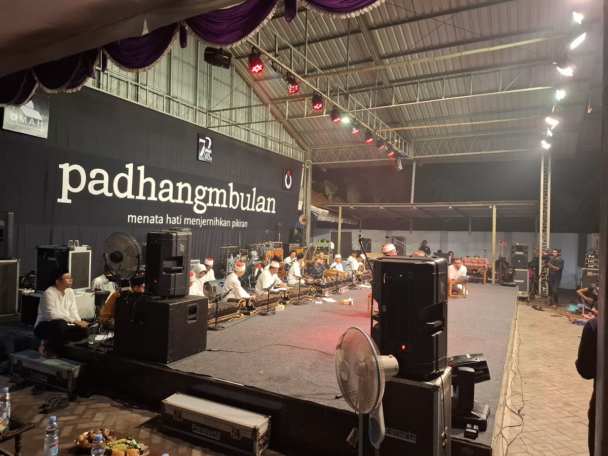 maiyahan's tweet photo. Suasana #PBMei malam ini, di Menturo, Sumobito, Jombang.
Malam ini sekaligus secara resmi perilisan buku 72 tahun Cak Nun yang berisi tulisan dari sahabat-sahabat, juga dokumentasi foto perjalanan Cak Nun bersentuhan dengan masyarakat.
#72TahunCakNun https://t.co/7E2CSyJco6