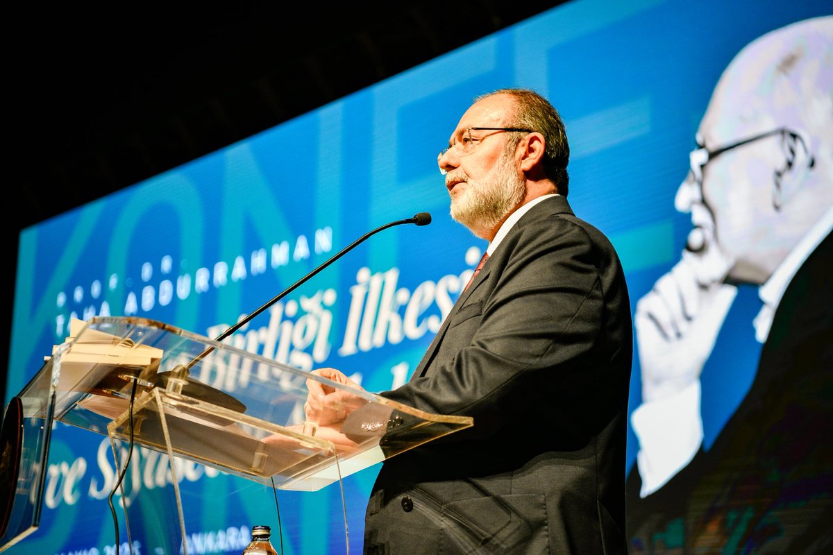 İDE Akademi | Konferans

Enstitü Başkanımız Mehmet Görmez açış konuşmalarını gerçekleştirdiler:

“Taha Abdurrahman’ın hayatını adadığı projesi bir ahlak projesidir. O, dil, felsefe, mantık, fıkıh, usûl, siyer gibi pek çok alanda kitaplar kaleme alsa da her birini bir ahlak