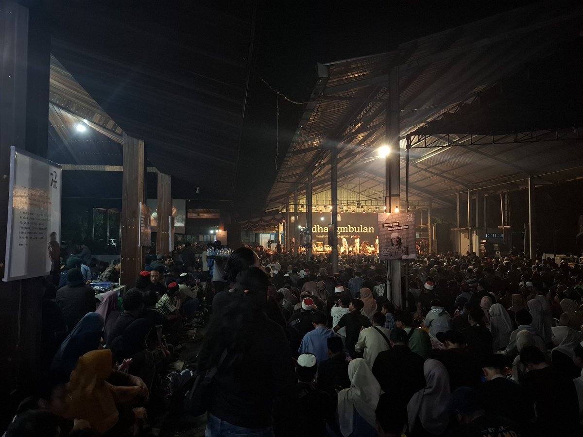 maiyahan's tweet photo. Jamaah Maiyah memenuhi pelataran @padhangmbulan.
#PBMei
#72TahunCakNun https://t.co/4FNWJDh4pF