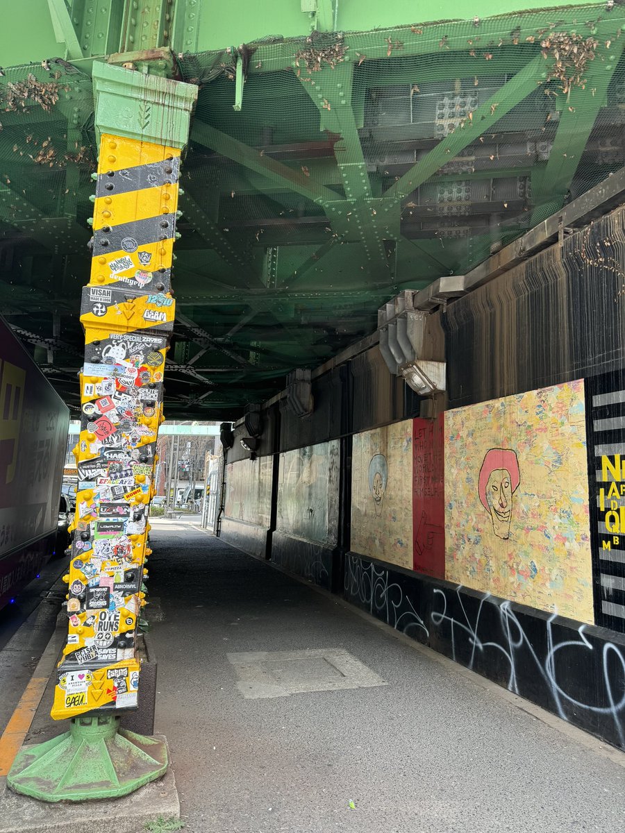 全然こっちは見てくれない🫡
でも更新しますよーう！！

#japangraffiti #tokyograffiti
#graffiti #throwup #tagging
#stickerbomb