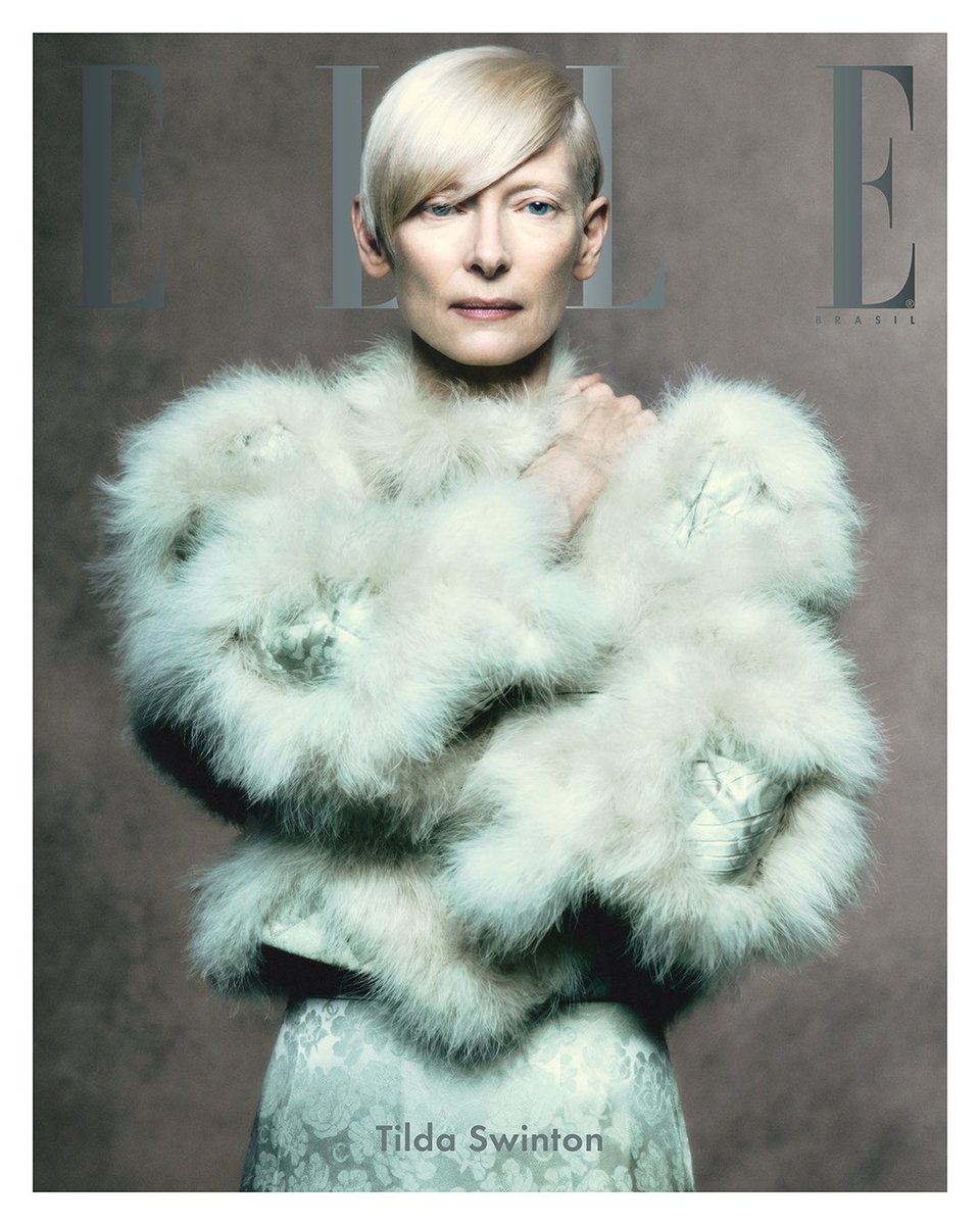 Sim, Tilda Swinton é nossa! Para o Volume 20, a ELLE Brasil foi a Londres fotografar uma das maiores atrizes de todos os tempos. E o melhor: ela disse que está pronta para vir buscar seu CPF, RG e cartão do SUS – acolhendo, com carinho, os memes dos fãs brasileiros.
