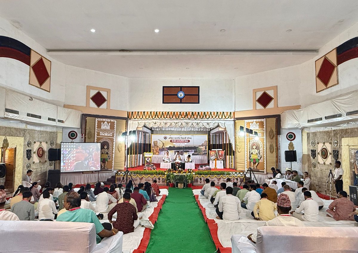 रायपुर : अभाविप की राष्ट्रीय कार्यकारी परिषद बैठक से पूर्व आयोजित 'केंद्रीय कार्यसमिति बैठक' का दीप प्रज्वलित कर शुभारंभ राष्ट्रीय अध्यक्ष प्रा. राजशरण शाही राष्ट्रीय महामंत्री वीरेंद्र सिंह सोलंकी एवं राष्ट्रीय संगठन मंत्री आशीष चौहान
<a href="/ABVPVoice/">ABVP</a>
#ABVPNECRaipur