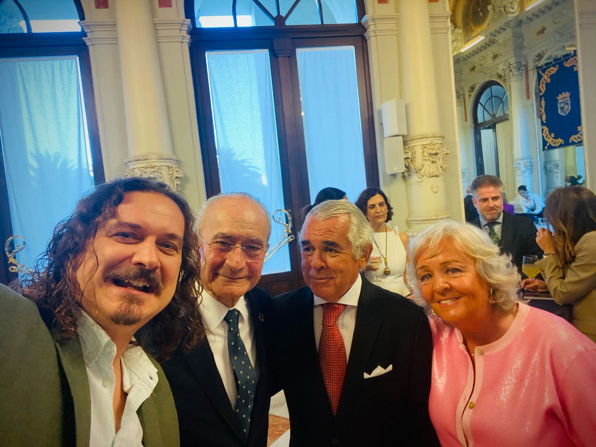 𝙂𝙞𝙡 𝙙𝙚 𝙂á𝙡𝙫𝙚𝙯 🇪🇺 (@gildegalvez) on Twitter photo Muy feliz por la concesión de la Medalla de la Ciudad al <a href="/Commalaga/">Médicos de Málaga | #medicosmalaga</a> que preside mi querido amigo el Dr. Pedro Navarro, excelsa persona.
En la imagen ambos junto a Francisco de la Torre, Alcalde de Málaga, y Teresa Porras, edil del ayuntamiento.
<a href="/GildeGalvez/">𝙂𝙞𝙡 𝙙𝙚 𝙂á𝙡𝙫𝙚𝙯 🇪🇺</a> Muy feliz por la concesión de la Medalla de la Ciudad al <a href="/Commalaga/">Médicos de Málaga | #medicosmalaga</a> que preside mi querido amigo el Dr. Pedro Navarro, excelsa persona.
En la imagen ambos junto a Francisco de la Torre, Alcalde de Málaga, y Teresa Porras, edil del ayuntamiento.
<a href="/GildeGalvez/">𝙂𝙞𝙡 𝙙𝙚 𝙂á𝙡𝙫𝙚𝙯 🇪🇺</a>
