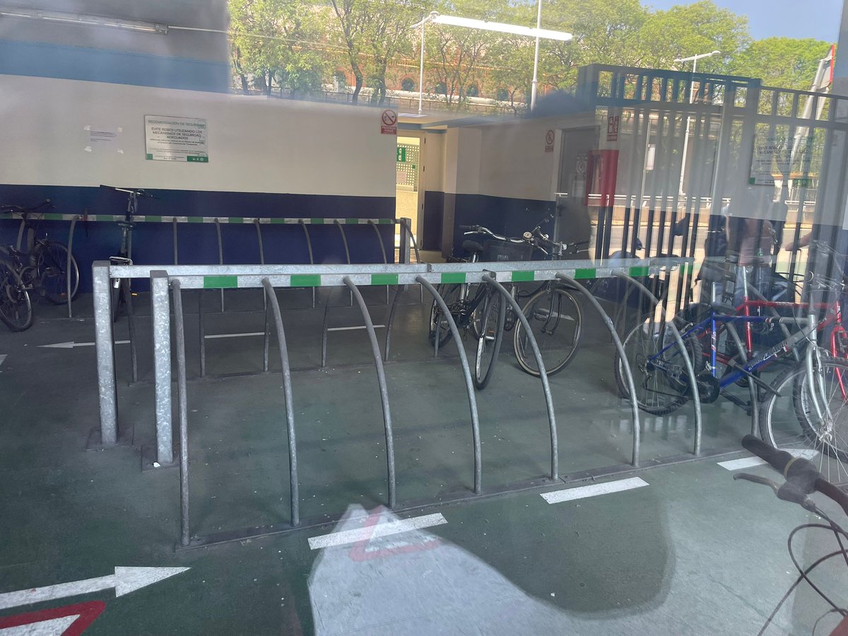 Infame desmantelamiento de lo que ha sido un hito nacional en intermodalidad entre transporte público+bici. No a la eliminación de aparcabicis Estación Plaza de Armas <a href="/vectalia/">Vectalia</a> 
acontramano.org/ciberaccion-pr…