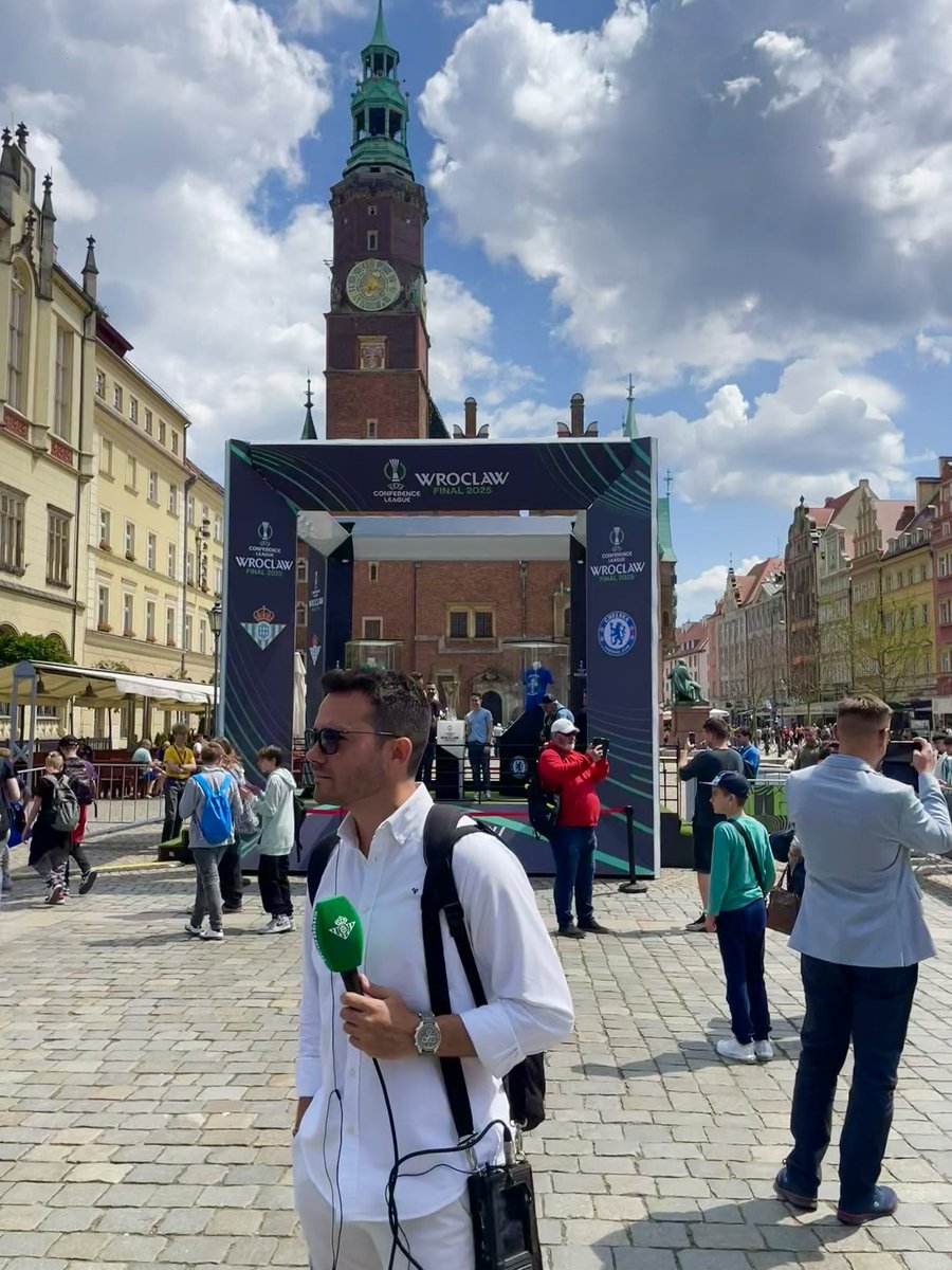 Desde Wroclaw y para el universo verdiblanco. Todo un honor contarlo con el micro verde. ¡Dale <a href="/RealBetis/">Real Betis Balompié 🌴💚</a>! 💪🏼💚