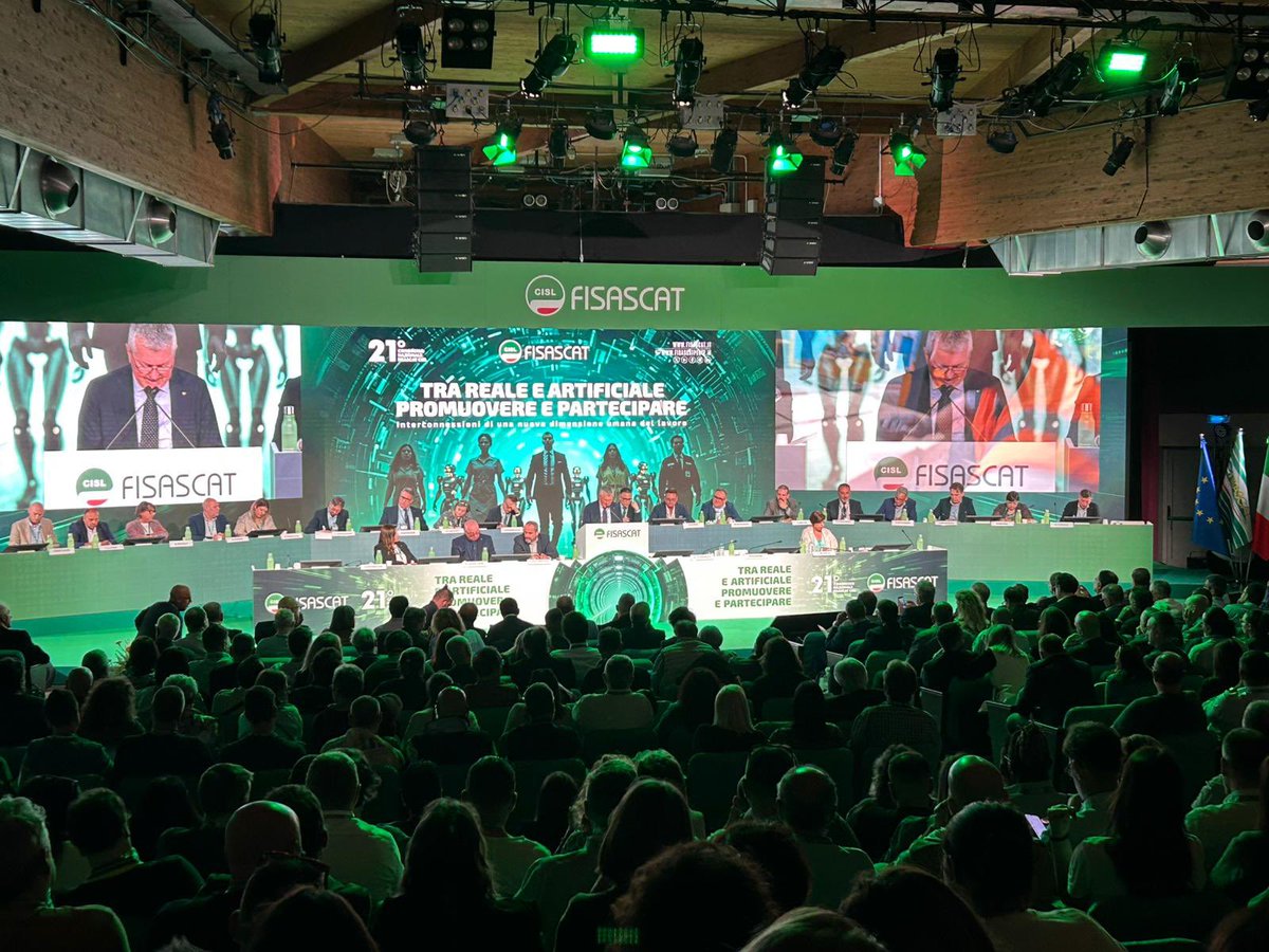 FisascatCisl75's tweet photo. 🟢 #27maggio #PromuoverePartecipare #XXICongresso Nazionale #FisascatCisl @davide_guarini: “Per quanto riguarda il #Turismo, negli ultimi anni il settore ha vissuto una forte ripresa, ma al tempo stesso lo abbiamo visto caratterizzarsi da una peculiare e intensa inflazione. Il picco di presenze turistiche del 2023 ha finalmente sancito il ritorno alla normalità per il settore, con effetti positivi anche sull’occupazione (+8,7% rispetto al 2022). Un trend positivo che è proseguito anche nel 2024, che ci colloca al secondo posto in Europa, davanti alla Francia e dietro solo alla Spagna, e che dovrebbe confermarsi anche nell’anno in corso”.