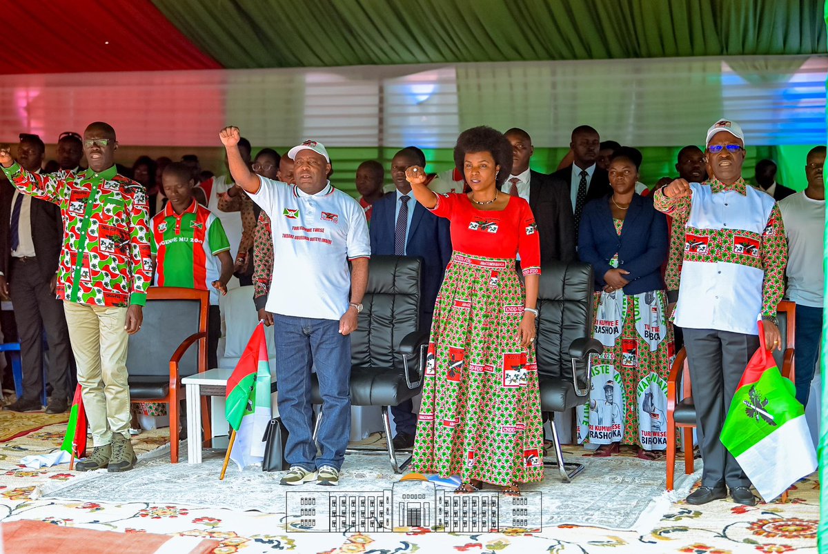 KwaNtare's tweet photo. Kuri uwu wa 27/5,Umukuru w'igihugu akaba Umukuru w'Inama Nkuru y'Inararibonye za @CnddFdd,Nyenicubahiro @GeneralNeva ari kumwe n'umuryango wiwe yifadikanije n'abagumyabanga b'intara ya #Bujumbura yagutse,muri komine Musigati mu ntara ya @BubanzaProvince  mu myiyamazo ya @CnddFdd https://t.co/PS0XvKRCJ1