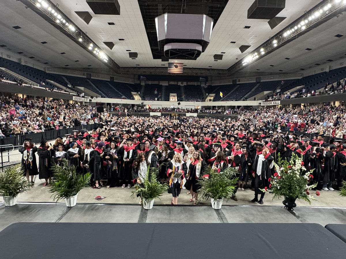 CarolynCal_'s tweet image. Hats off to you, @PRP_Panthers graduates! Go change the world for the better! #WeAreJCPS