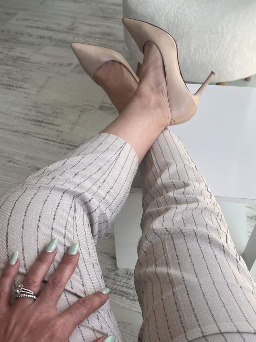 Toplantılar biter ve ben dinlenmeye geçer 👑sahibeni dinlendirmek sana düşer 🌟

#businesswomen