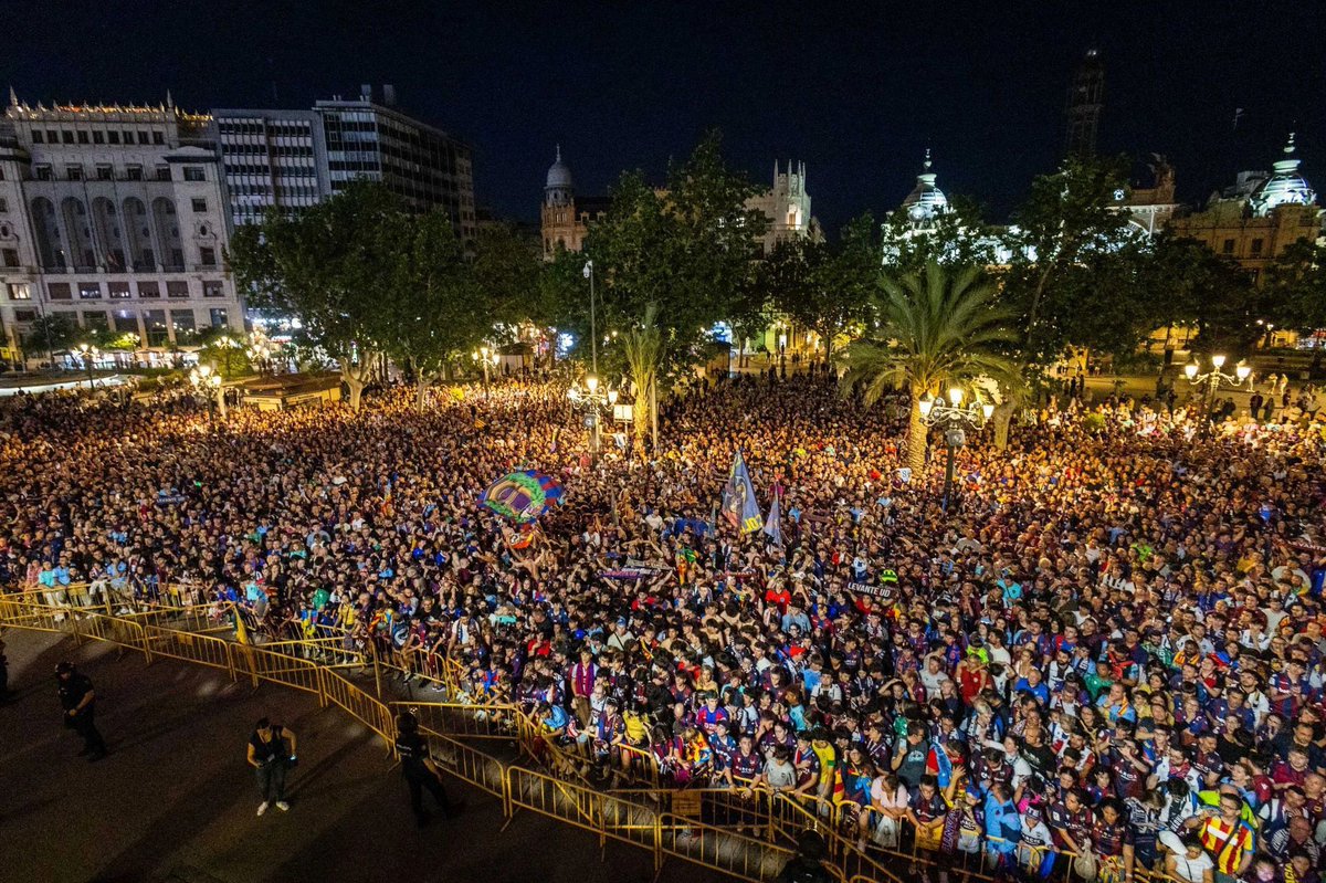 El crecimiento de la masa social del <a href="/LevanteUD/">Levante UD</a> es meteórico en los últimos 15 años. En imagen, las celebraciones de su ascenso en 2010, 2017 y 2025. Brutal la diferencia