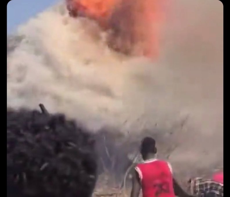 muluAbr's tweet image. #TigrayGenocide   Residents struggled to contain the flames, leaving many without shelter or food.@Refugees
#Justice4Tigray @MPTourism @IntlCrimCourt @AzeemIbrahim @SecRubio @StateDept_NEA @UNHumanRights @TrumpUpdateHQ @HouseForeign @amnesty @USUN @UN_HRC