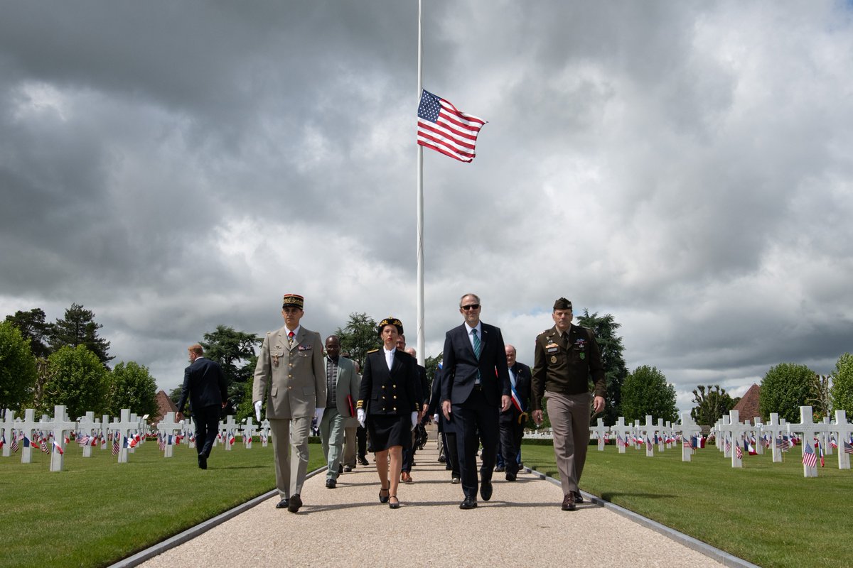 #MemorialDay
Chargé d’affaires a.i. David McCawley : « Je tiens à exprimer ma profonde gratitude aux soldats américains présents ici alors que nous rendons hommage à leurs frères et sœurs d’armes qui, au cours de l’histoire de notre nation, ont fait le sacrifice ultime pour
