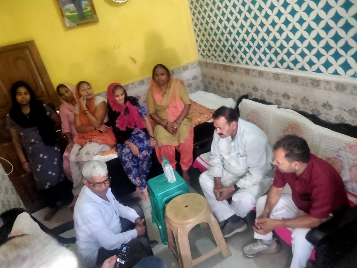 MLA Ch. Surendra Kumar (@mlasurendrakr) on Twitter photo рдЧреЛрдХрд▓рдкреБрд░ рд╡рд┐рдзрд╛рдирд╕рднрд╛ рдХреНрд╖реЗрддреНрд░ рдХреЗ рдИ рдмреНрд▓реЙрдХ рдЕрдорд░ рдХреЙрд▓реЛрдиреА рдореЗрдВ рджрд┐рд▓реНрд▓реА рдЬрд▓ рдмреЛрд░реНрдб рдХреЗ рдЕрдзрд┐рдХрд╛рд░рд┐рдпреЛрдВ рдХреЗ рд╕рд╛рде рдХреНрд╖реЗрддреНрд░реАрдп рджреМрд░рд╛ рдХрд┐рдпрд╛ рдЧрдпрд╛ред рдЗрд╕ рджреМрд░рд╛рди рд╕реНрдерд╛рдиреАрдп рдирд┐рд╡рд╛рд╕рд┐рдпреЛрдВ рд╕реЗ рд╕рдВрд╡рд╛рдж рдХрд░ рдЙрдирдХреА рдЬрд▓ рдЖрдкреВрд░реНрддрд┐ рдПрд╡рдВ рдЕрдиреНрдп рд╕рдорд╕реНрдпрд╛рдУрдВ рдХреЛ рдзреНрдпрд╛рдирдкреВрд░реНрд╡рдХ рд╕реБрдирд╛ рдЧрдпрд╛ред рд╕рдВрдмрдВрдзрд┐рдд рдЕрдзрд┐рдХрд╛рд░рд┐рдпреЛрдВ рдХреЛ рдирд┐рд░реНрджреЗрд╢ рджрд┐рдП рдЧрдП рдХрд┐ рд╕рднреА рд╕рдорд╕реНрдпрд╛рдУрдВ рдХрд╛ рддреНрд╡рд░рд┐рдд рд╕рдорд╛рдзрд╛рди рдЧреЛрдХрд▓рдкреБрд░ рд╡рд┐рдзрд╛рдирд╕рднрд╛ рдХреНрд╖реЗрддреНрд░ рдХреЗ рдИ рдмреНрд▓реЙрдХ рдЕрдорд░ рдХреЙрд▓реЛрдиреА рдореЗрдВ рджрд┐рд▓реНрд▓реА рдЬрд▓ рдмреЛрд░реНрдб рдХреЗ рдЕрдзрд┐рдХрд╛рд░рд┐рдпреЛрдВ рдХреЗ рд╕рд╛рде рдХреНрд╖реЗрддреНрд░реАрдп рджреМрд░рд╛ рдХрд┐рдпрд╛ рдЧрдпрд╛ред рдЗрд╕ рджреМрд░рд╛рди рд╕реНрдерд╛рдиреАрдп рдирд┐рд╡рд╛рд╕рд┐рдпреЛрдВ рд╕реЗ рд╕рдВрд╡рд╛рдж рдХрд░ рдЙрдирдХреА рдЬрд▓ рдЖрдкреВрд░реНрддрд┐ рдПрд╡рдВ рдЕрдиреНрдп рд╕рдорд╕реНрдпрд╛рдУрдВ рдХреЛ рдзреНрдпрд╛рдирдкреВрд░реНрд╡рдХ рд╕реБрдирд╛ рдЧрдпрд╛ред рд╕рдВрдмрдВрдзрд┐рдд рдЕрдзрд┐рдХрд╛рд░рд┐рдпреЛрдВ рдХреЛ рдирд┐рд░реНрджреЗрд╢ рджрд┐рдП рдЧрдП рдХрд┐ рд╕рднреА рд╕рдорд╕реНрдпрд╛рдУрдВ рдХрд╛ рддреНрд╡рд░рд┐рдд рд╕рдорд╛рдзрд╛рди