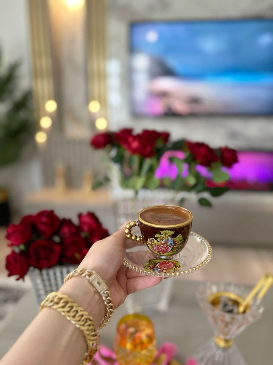 Çiçegim’e güller verildi ve bi acı kahve içilsin ellerine sağlık çiçeğim ❤️❤️