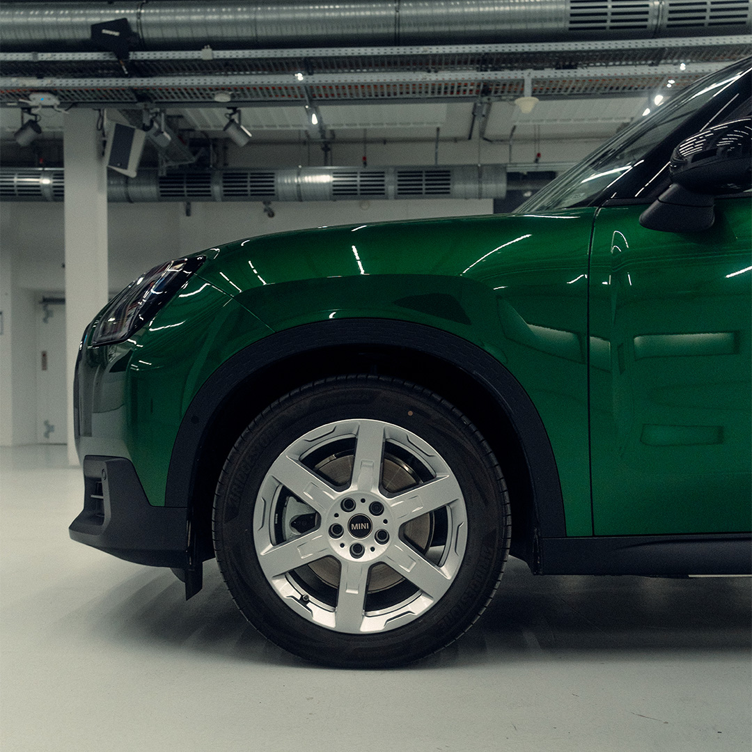 OrlandoMINI's tweet image. 👀 Rugged good looks? Check.
🧳 Room for adventure essentials? You know it.
⚡ MINI spirit electrified? Confirmed.
The All-Electric #MINI #Countryman is ready to take you anywhere in extreme comfort. Where are you heading first? 👇

Find yours @ iwantamini.com | #MINIEV