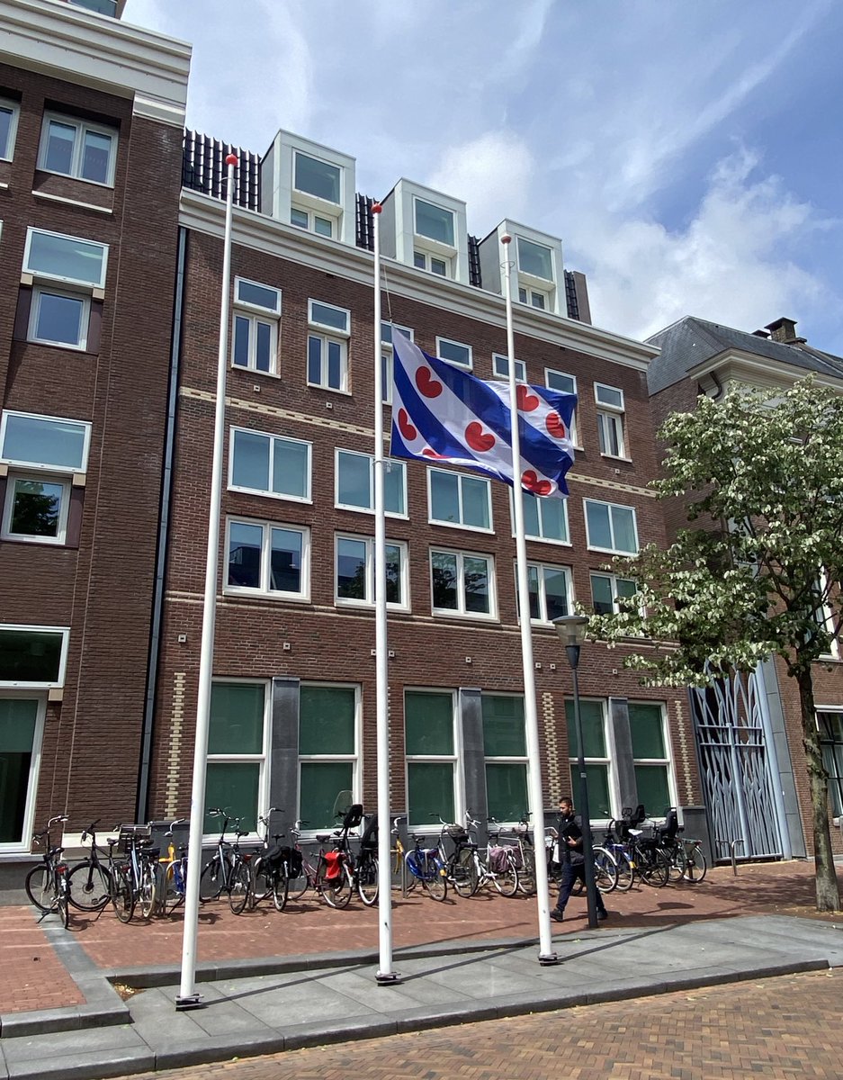Hjoed is ús âld-kommissaris fan de Keninginne Hans Wiegel ta hôf brocht. De tsjinst wie yn Aldegea (SW), it lêste rêstplak is Idzegea. Steatejacht Friso brocht yn Aldegea in lêste groet mei de flaggen yn roustân. Ek foar it provinsjehûs hong de flagge healstok <a href="/provfryslan/">Provincie Fryslân</a>