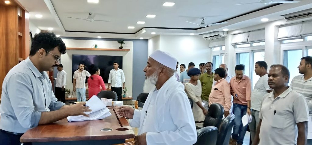 LateharDistrict's tweet photo. जन शिकायत में सभी शिकायतकर्ताओं की समस्याओं को सुनने के पश्चात संबंधित विभाग के अधिकारियों को निर्देशित किया कि सभी आवेदनों का भौतिक सत्यापन करते हुए समस्याओं का जल्द से जल्द समाधान करना सुनिश्चित करें।
@JharkhandCMO https://t.co/JnakuYox9C