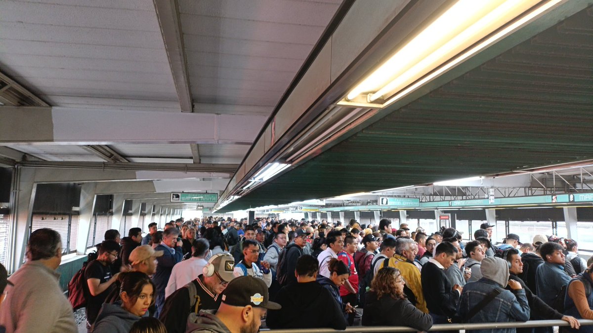 RikrdoMd's tweet photo. @MetroCDMX Línea 4 en Martin carrera ya no hay espacio en el andén https://t.co/VtC5klJU4y