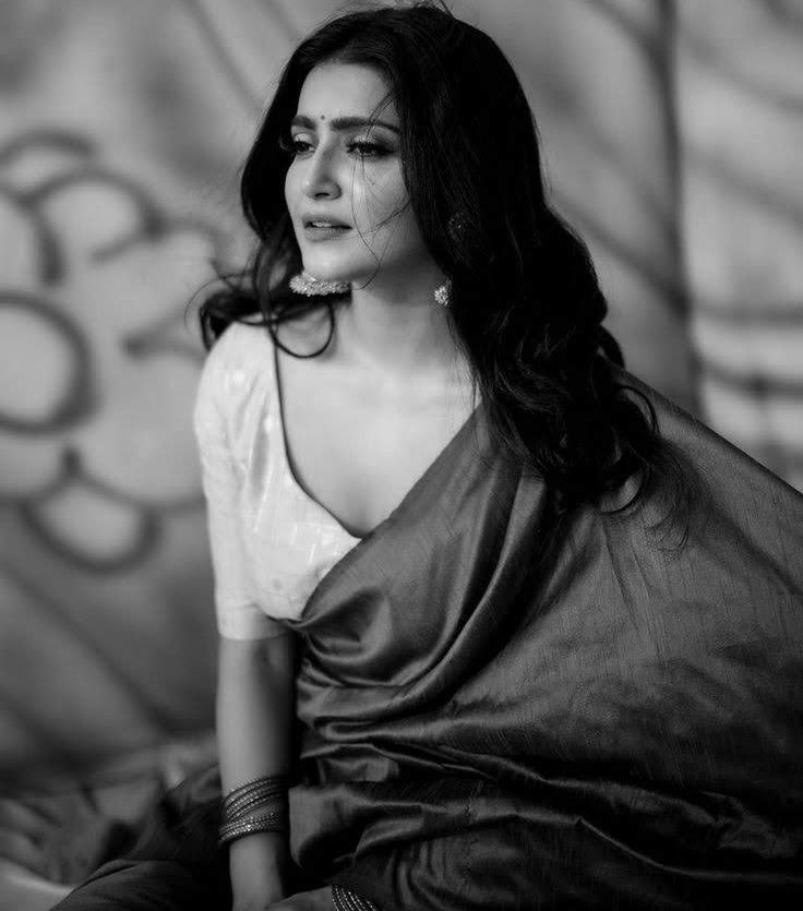 कोई तो पूछे वजह हमें यूँ बीमार होने की ईश्क़ में,
फ़िर एक बार तेरा ज़िक्र करने का बहाना मिल जाता है 

#ritu