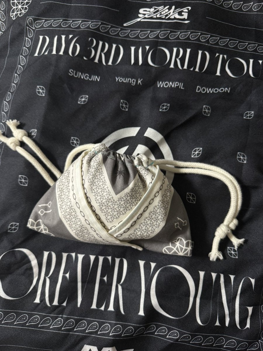 돈이 없다~ 까꿍😗
5기 키트 디자인 그중 손수건 디자인에 열받은 마데는 처리방법을 찾아 해결..🤩 워치 박스 이제 안들고 다녀두 된다잉~