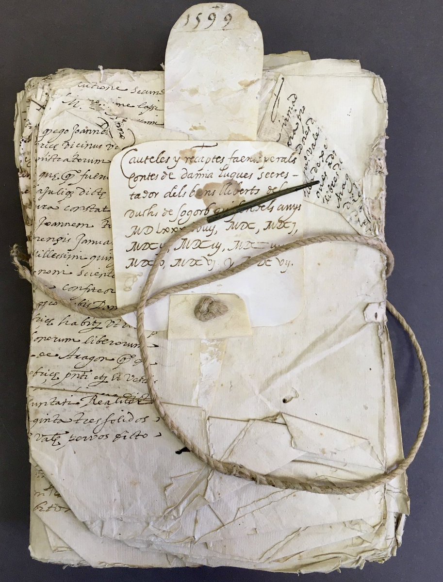 joallorc's tweet photo. L’enfilat fou durant segles una forma de guardar documents de naturalesa comptable. Tanmateix, trobar-ne testimonis que conserven l’agulla i el cordell és tan complicat com buscar una agulla en un paller.
✍️ 1599-1607.
#patrimonidocumental #arxius https://t.co/b5LAkiIiZH