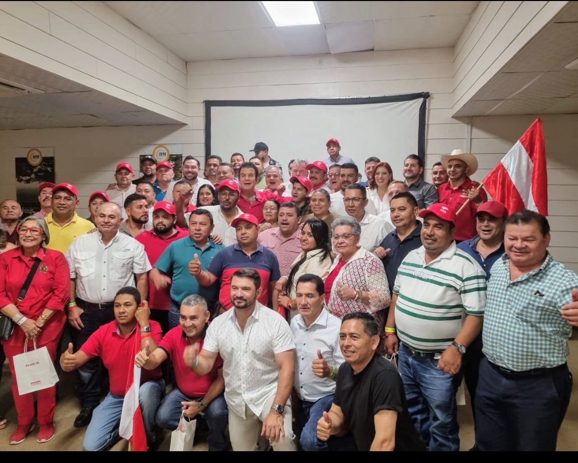 Un gran encuentro de nuestro candidato Salvador Nasralla con todos los ALCALDES LIBERALES en ROATAN. 

Los liberales, como auténticos soldados de Morazan estamos preparándonos para la gran batalla del 30 del Noviembre, por la lucha para impedir el autoritarismo, narcotráfico,