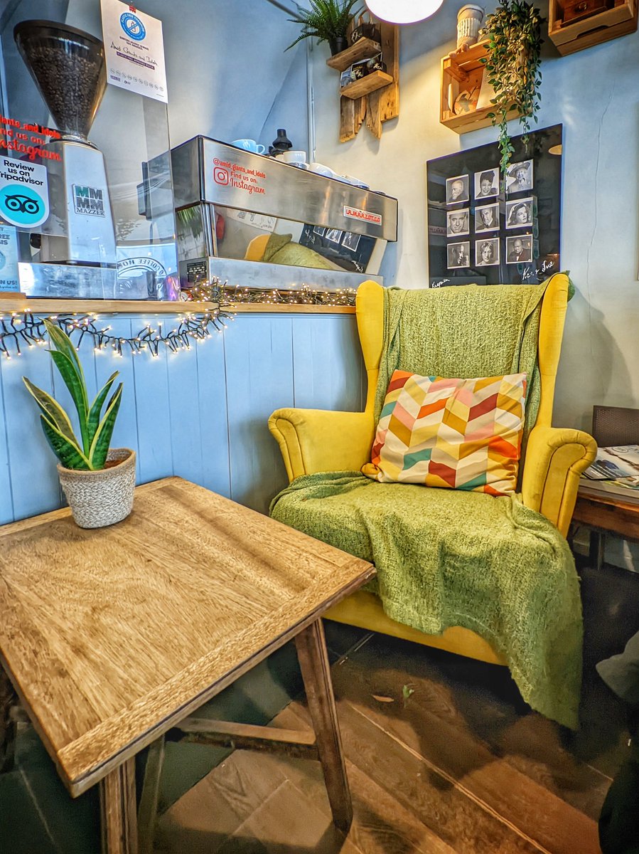 KSamoylov's tweet photo. Great Lyme Regis cafe @AmidGiantsIdols https://t.co/lK99QVzbz9