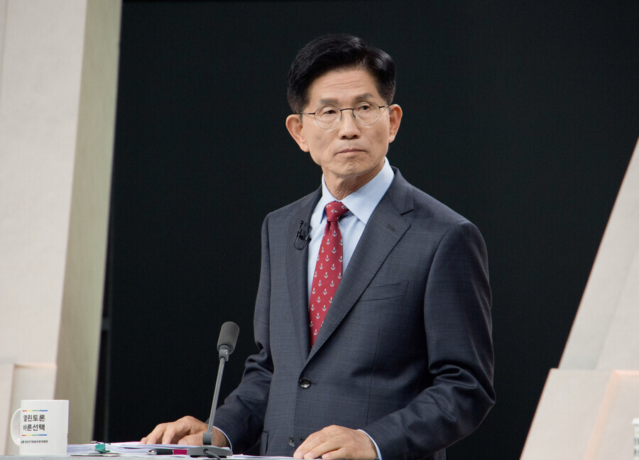 #이 상황 무엇??
'젓가락'토론에서 졸지에 왕따가 된 우리 김문수 후보가 눈으로 말하는 중...뭐야? 한 놈은 젓가락을 질문하고 두 놈은 왜 답변을 제대로 못하지? ㅋㅋㅋㅋㅋㅋㅋㅋㅋㅋ