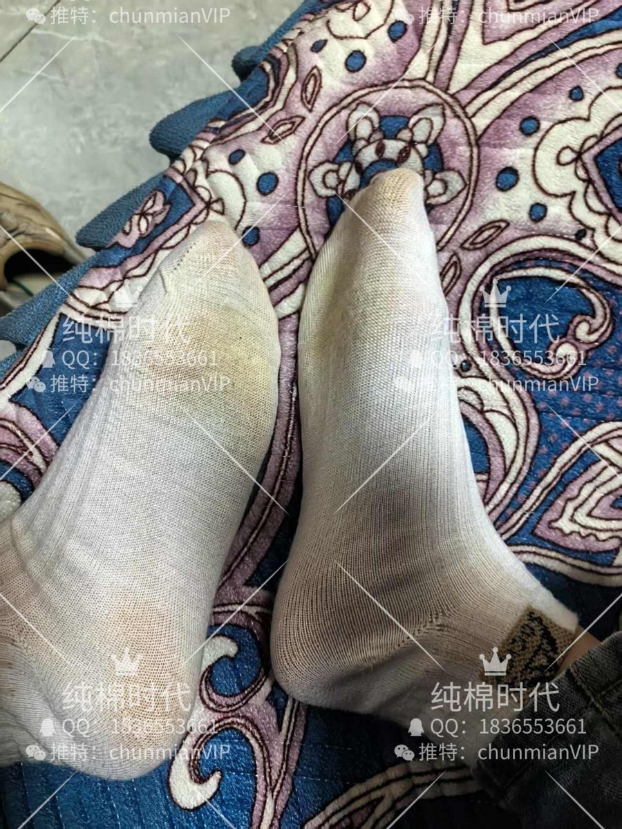 陕西白领路路，最喜欢看她的袜子变色记录了，纯白的袜子逐渐变得又湿又臭又黑，她特别喜欢周末爬山，闷热运动鞋踩遍山头，朋友圈晒得肆意，汗水湿透袜子，浓得烧鼻，臭味钻进骨头，勾得血脉乱窜，爽到心如刀割！想象她回家脱鞋，那臭味轰得满屋翻天，主要是一脸人畜无害的眼镜妹子，怎么会有这么臭的脚