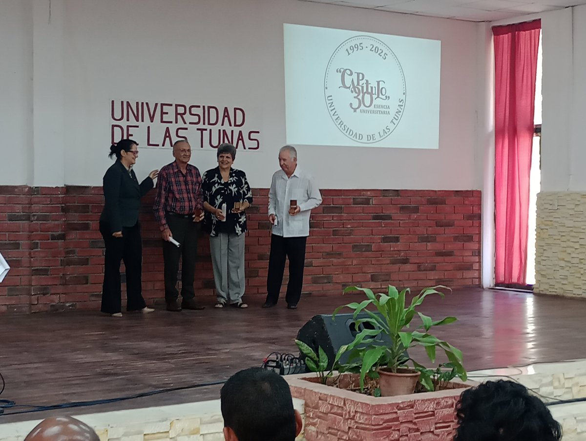 RolandoRGirbau's tweet photo. En el acto central por los 30 años de la universidad de Las Tunas, se le entrega la medalla conmemorativa a los que se desempeñaron como rectores en esta casa de altos estudios, a ellos todo el reconocimiento merecido https://t.co/D46LhfYlv7